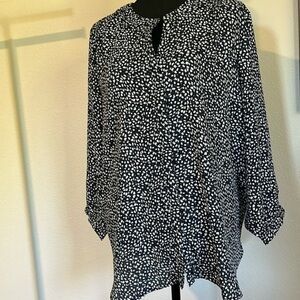 Black-and-white V-neck three-quarter sleeve hidden buttons in the front blouse​